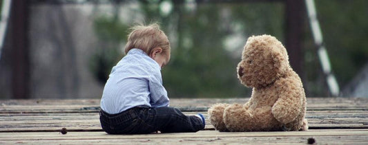 bébé-et-son-ours-peluche